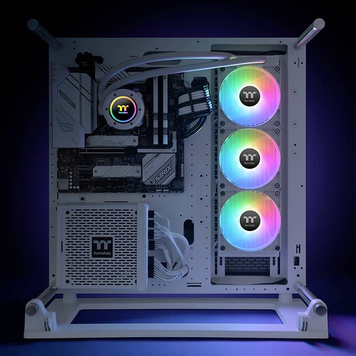 Een geopende computer toont een moederbord met drie oplichtende, kleurrijke ventilatoren en een voedingseenheid.
