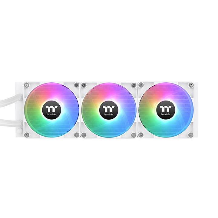 Drie verlichte, ronde computerventilators met RGB-verlichting tegen een witte achtergrond, gemarkeerd met 'Thermaltake'.