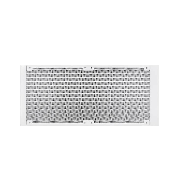 Een witte ventilatierooster met een uniform, gestreept patroon op een witte achtergrond.