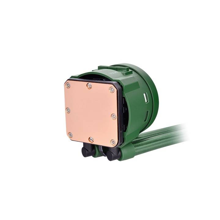 Groene waterpomp koelblok met koperen basisplaat, bestemd voor de koeling van computerprocessoren. Uitgerust met twee slangen voor vloeistofcirculatie.