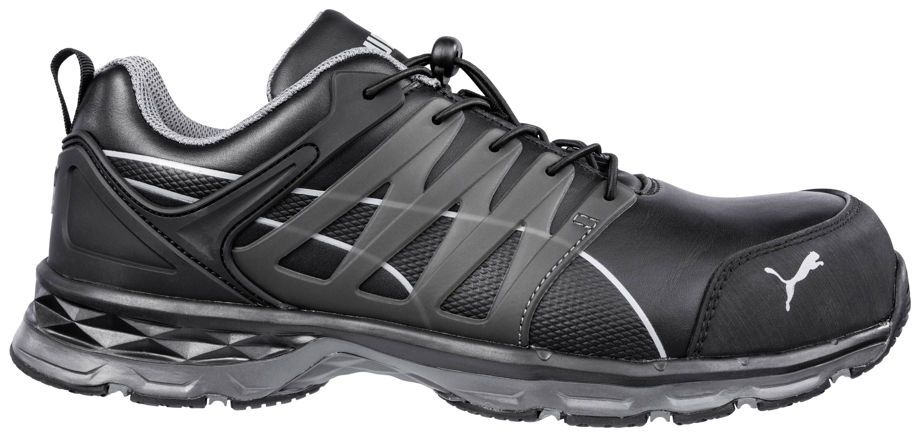 Een zwarte sportschoen met een wit logo, veters en rubberen zool. Geschikt voor sport- en vrijetijdsactiviteiten.