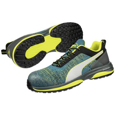 Twee sportschoenen in blauw-geel met een zwarte zool. Eén schoen plat liggend, de andere staand aan de zijkant. Sportief design.