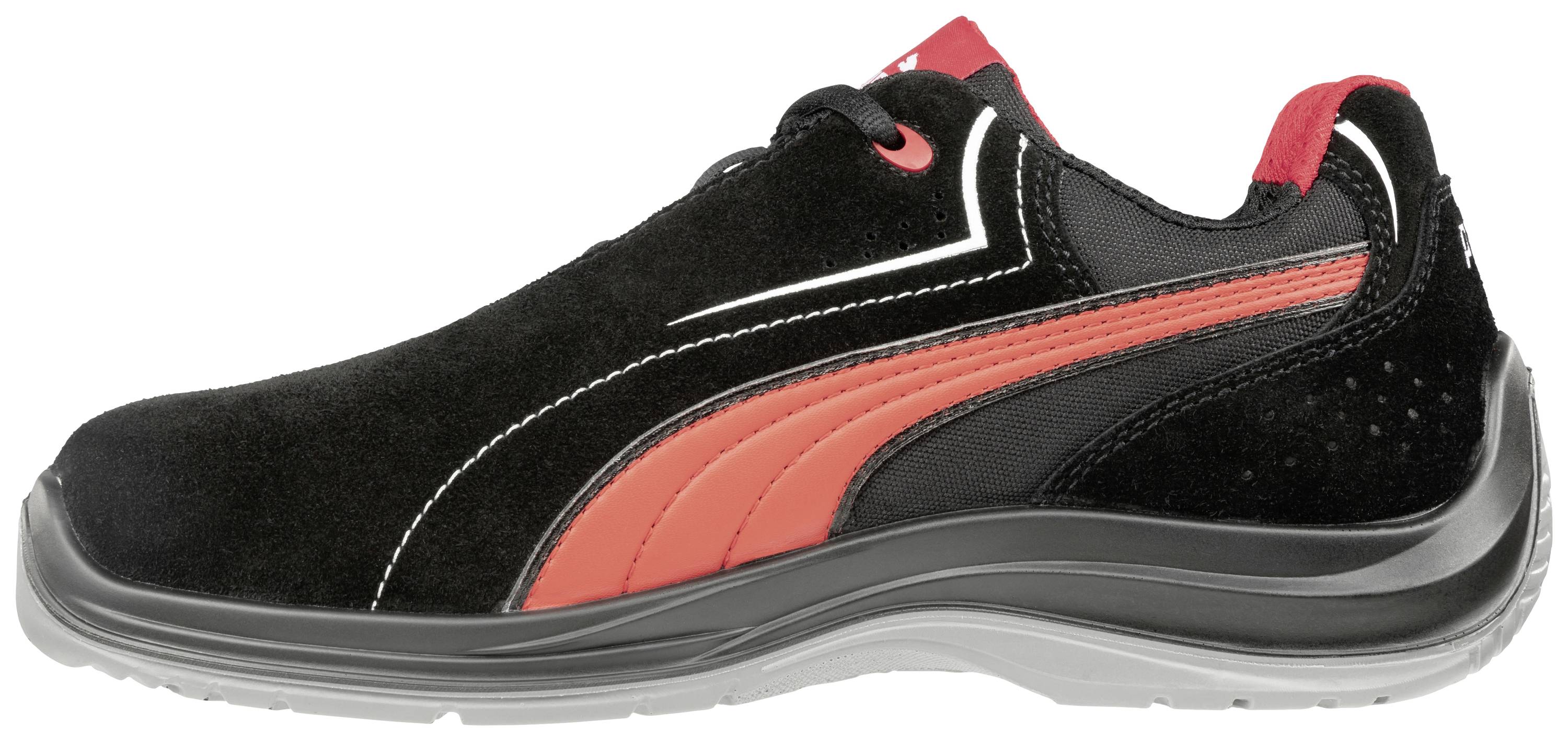 Zwarte sportschoen met rode en witte accenten, gefotografeerd van opzij. Opvallend design dat comfort en stijl combineert.