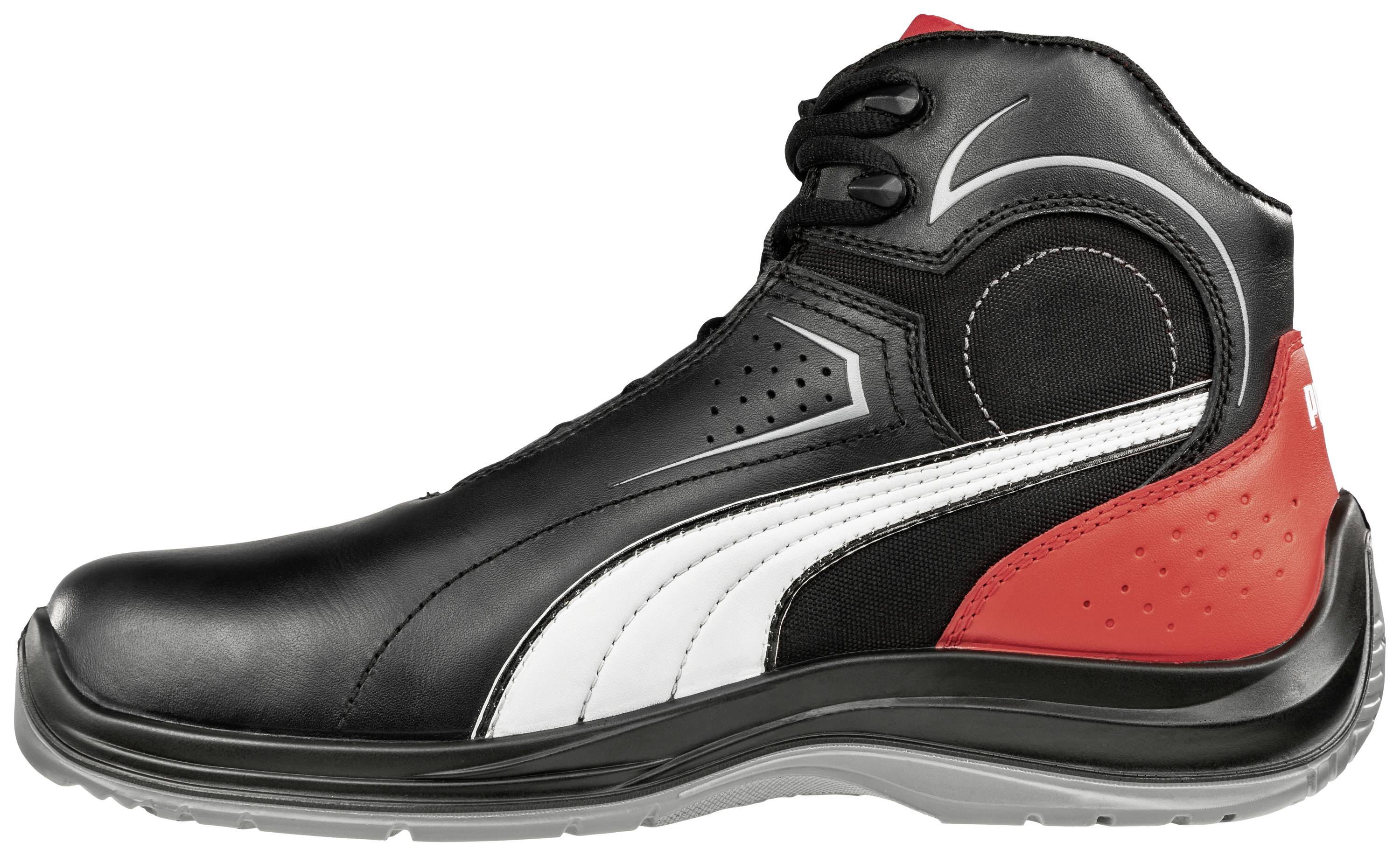 Een zwarte sportschoen met wit en rood detail. Hoog model, geschikt voor sportieve activiteiten.