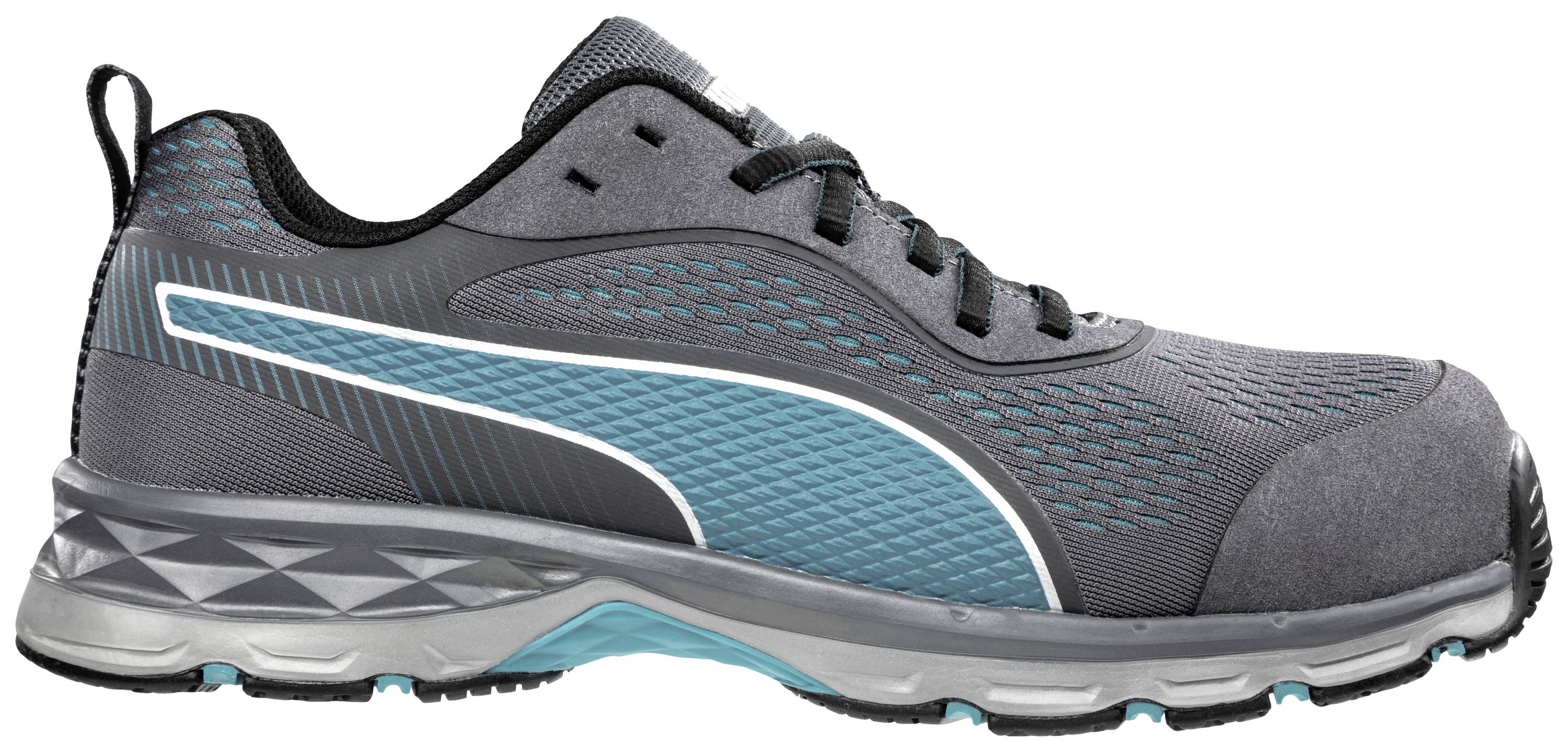 Een grijze sportschoen met een turquoise versiering en een dikke zool, gefotografeerd van links opzij.