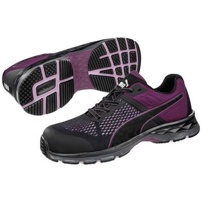 Een paar zwarte en paarse sportschoenen met een anti-slip zool. De schoenen zijn modern ontworpen en geschikt voor sportieve activiteiten.