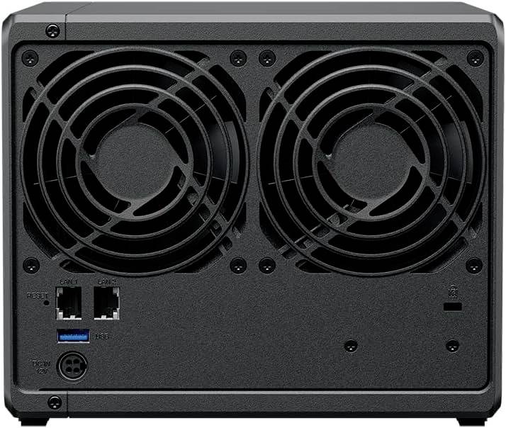 Achterkant van een zwart NAS-behuizing met twee ventilatoren, twee Ethernet-poorten, een USB-poort en een resetknop linksonder.