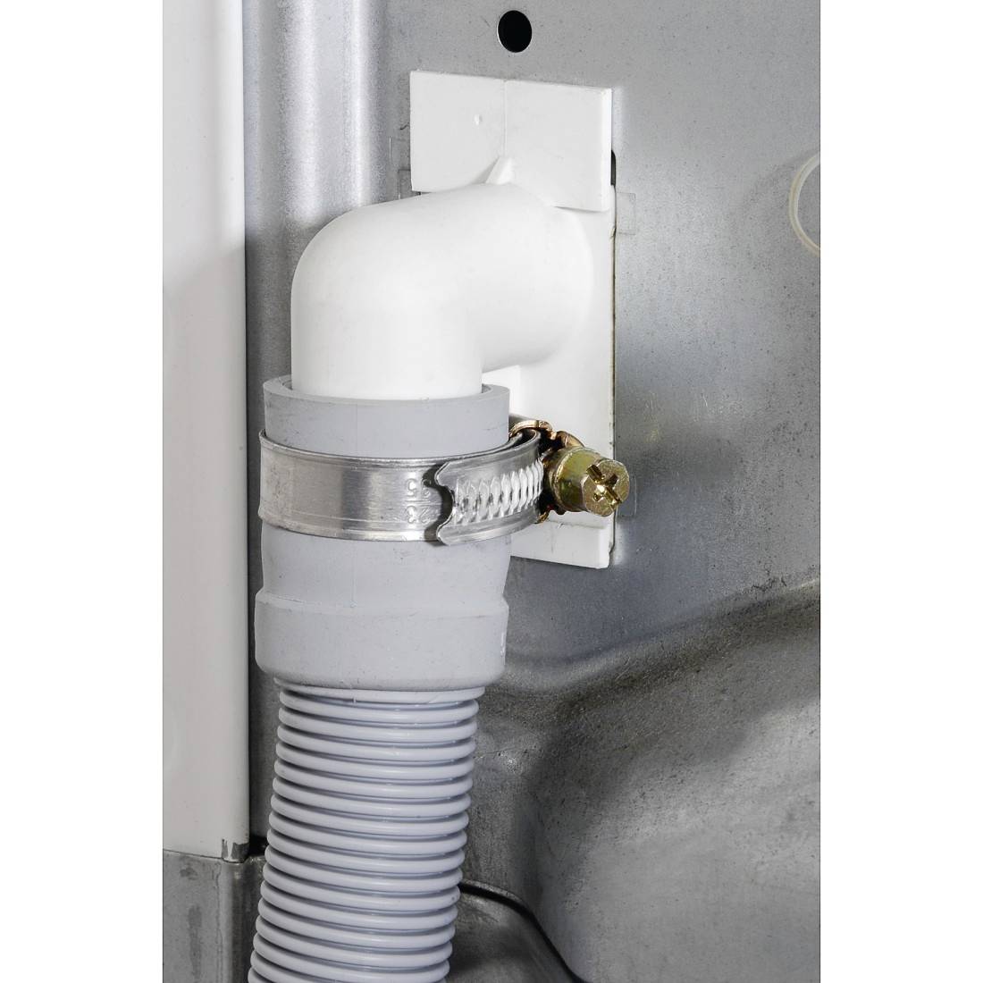 Afvoerpijp, bevestigd met een klembeugel aan de wateraansluiting. Wordt gebruikt om water af te voeren uit een apparaat zoals een wasmachine.