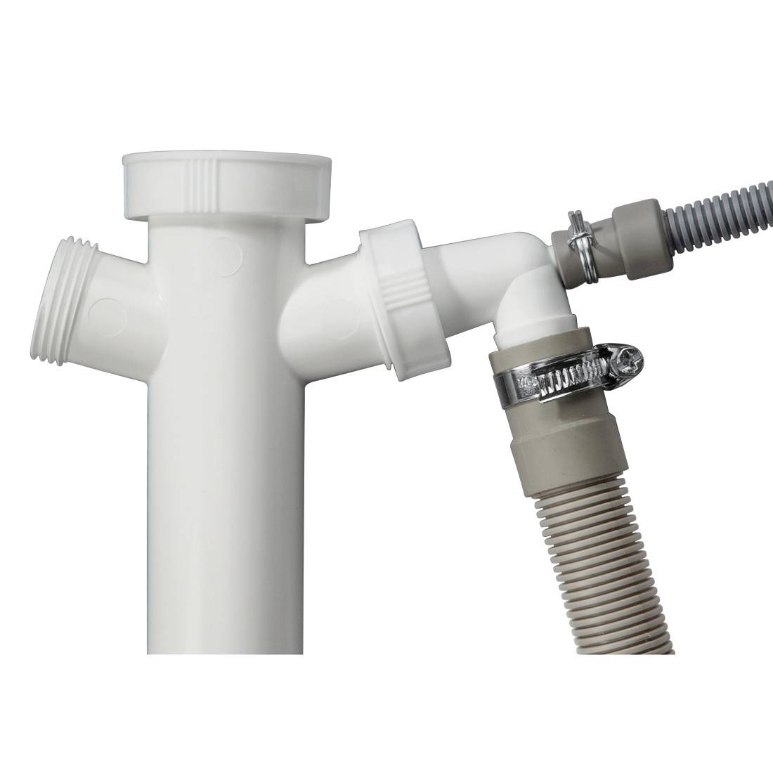 Een wit kunststof afvoerpijp met meerdere aansluitingen, waaronder een flexibele slang, gemonteerd voor sanitaire installaties.