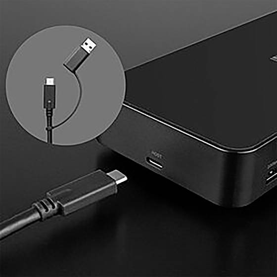 Een USB-C-kabel wordt in een zwarte adapter gestoken. In de vergroting ziet men de USB-C- en USB-A-stekker.