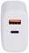Wit USB-oplaadapparaat met een oranje USB-A-aansluiting en daaronder een USB-C-aansluiting.