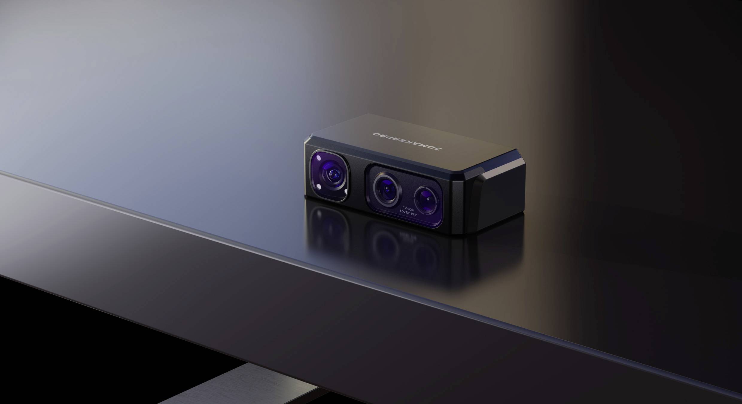 Een kleine, zwarte, rechthoekige camera met drie lenzen ligt op een donkere tafel.