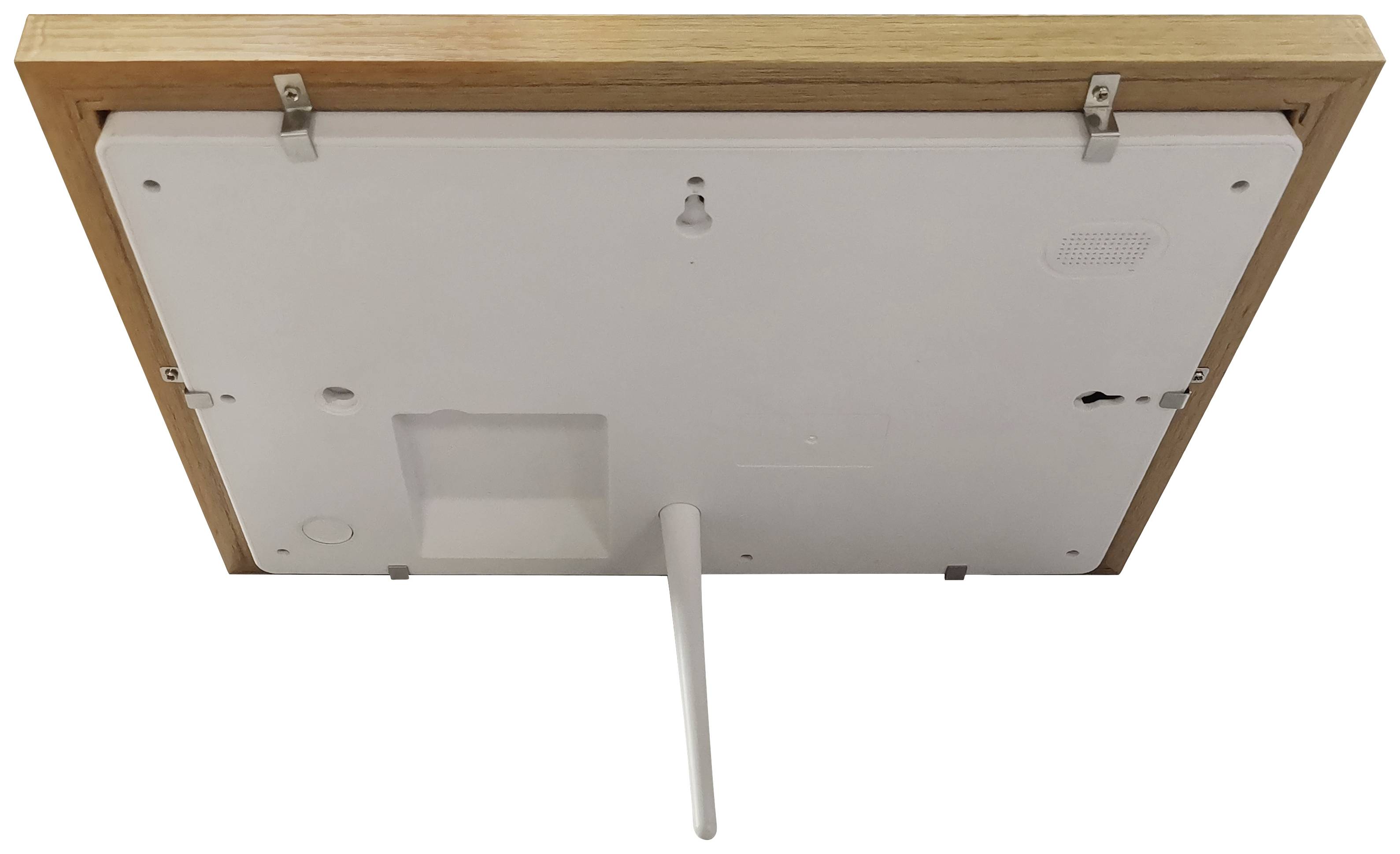 Een digitaal apparaat met een houten frame, bevestigd aan een wandsteun, toont een witte achterzijde en een uitstekende antenne.