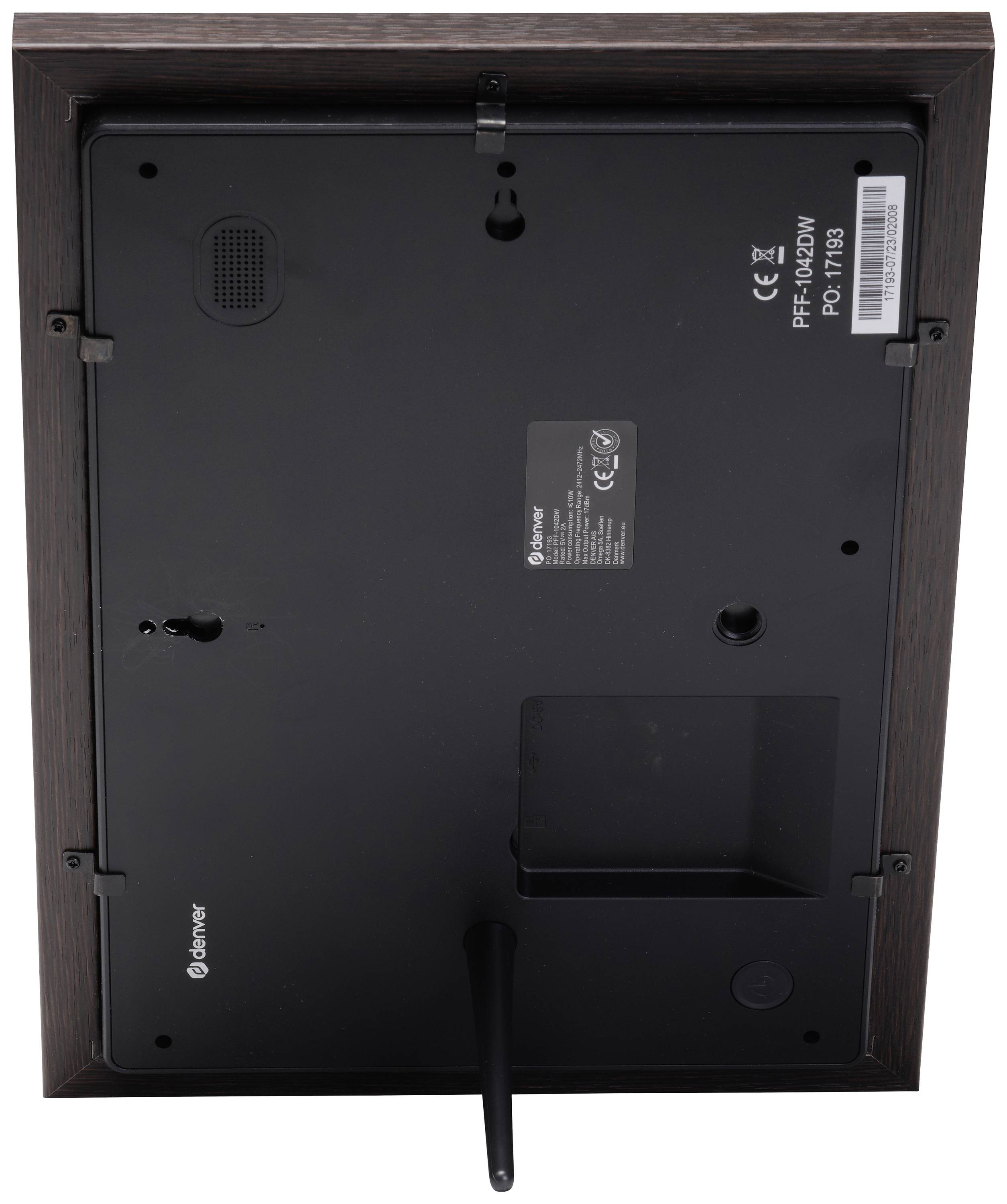 Achterkant van een digitaal fotolijstje in een donker houten frame. Aansluitingen, antenne en bevestigingsmogelijkheden zijn zichtbaar.