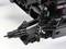 Close-up van een RC-auto schokdemper die een metalen veerconstructie en een schroefbevestiging laat zien.
