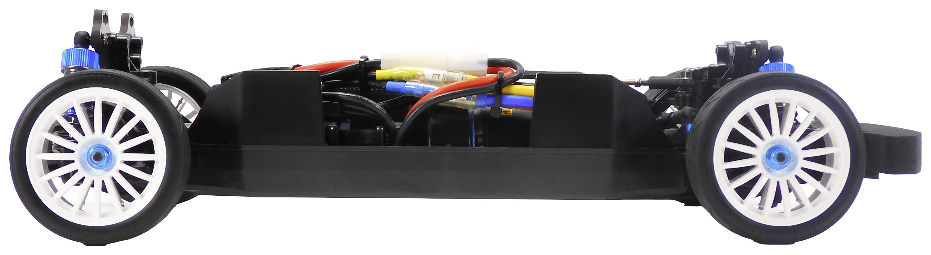 Een op afstand bestuurd auto-chassis in zijaanzicht met witte sportvelgen, elektrische componenten en zichtbare bedrading.