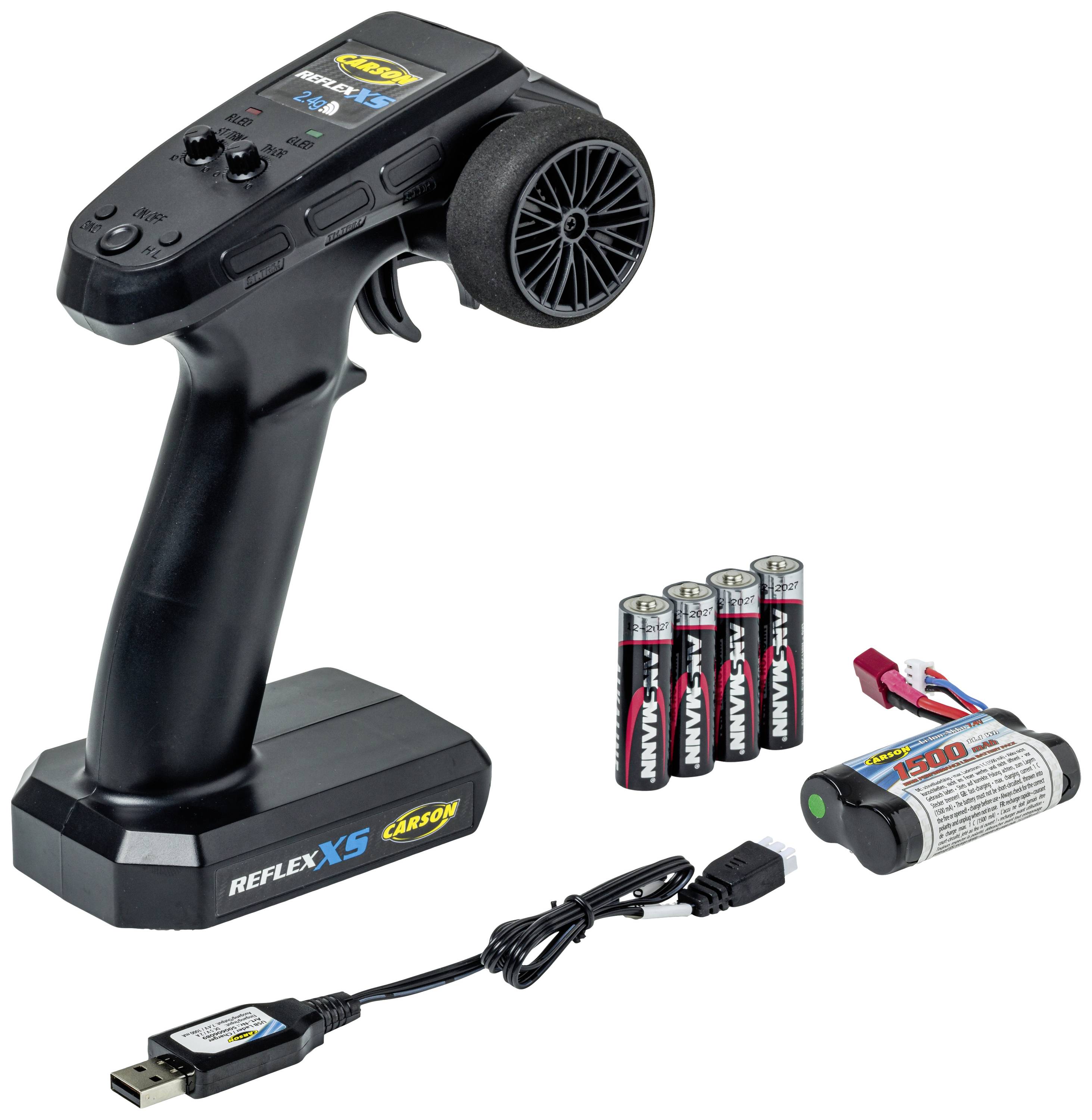 Een zwarte afstandsbediening, batterijen, een accu en een USB-oplaadkabel op een witte achtergrond. De afstandsbediening is voor RC-modellen.