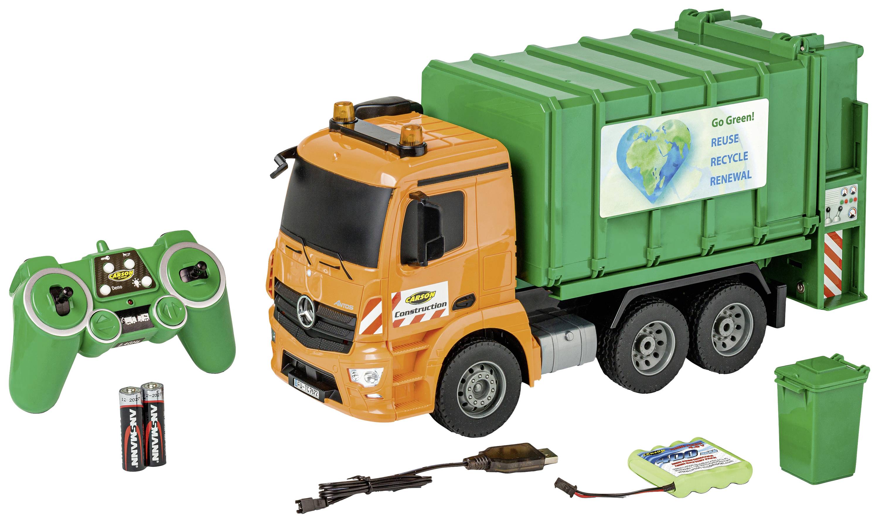 Speelgoed-vuilniswagen met afstandsbediening, batterijen en oplaadkabel. De vrachtwagen is oranje met een groene afvalcontainer. Een sticker toont 'Go Green - Reuse Recycle Renew'.