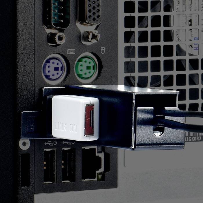 'Zijaanzicht van een computer met kabels, aangesloten USB-poorten en een geactiveerde netwerkadapter. Schakelaar "Link On" zichtbaar.'