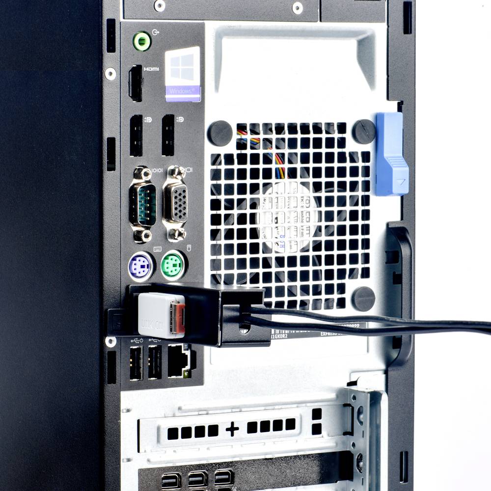 Achterkant van een desktop-pc met zichtbare aansluitingen: USB, HDMI, seriële poorten, ventilator, voeding en audio-aansluitingen.