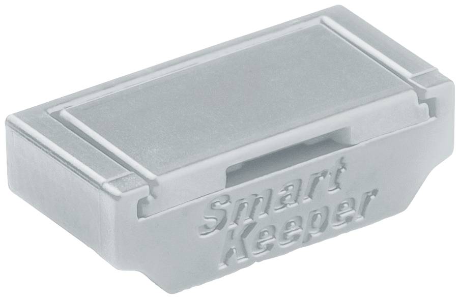 Een grijze plastic beschermkap met het opschrift 'Smart Keeper' beschermt een USB-poort.