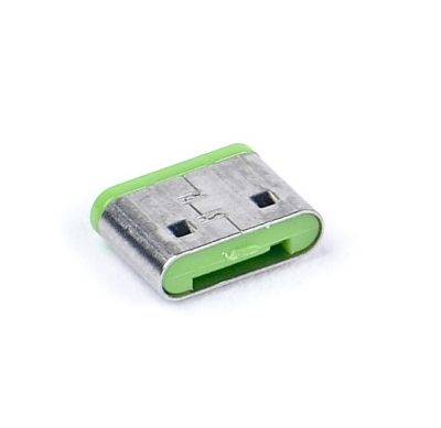 Een kleine, rechthoekige USB-stekker met groene rand, vaak gebruikt voor mobiele apparaten.