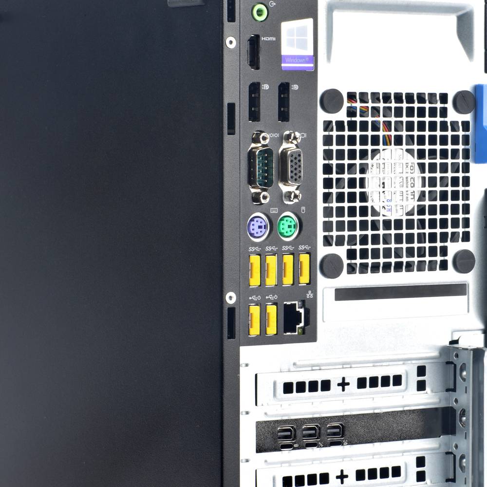 'Achterkant van een desktop-computer met zichtbare aansluitingen, waaronder USB, Ethernet en VGA. De behuizingsventilator is eveneens zichtbaar.'