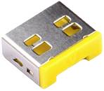 Een geel-zilveren zekeringsstekker, waarschijnlijk voor elektronische apparaten, weergegeven in close-up.