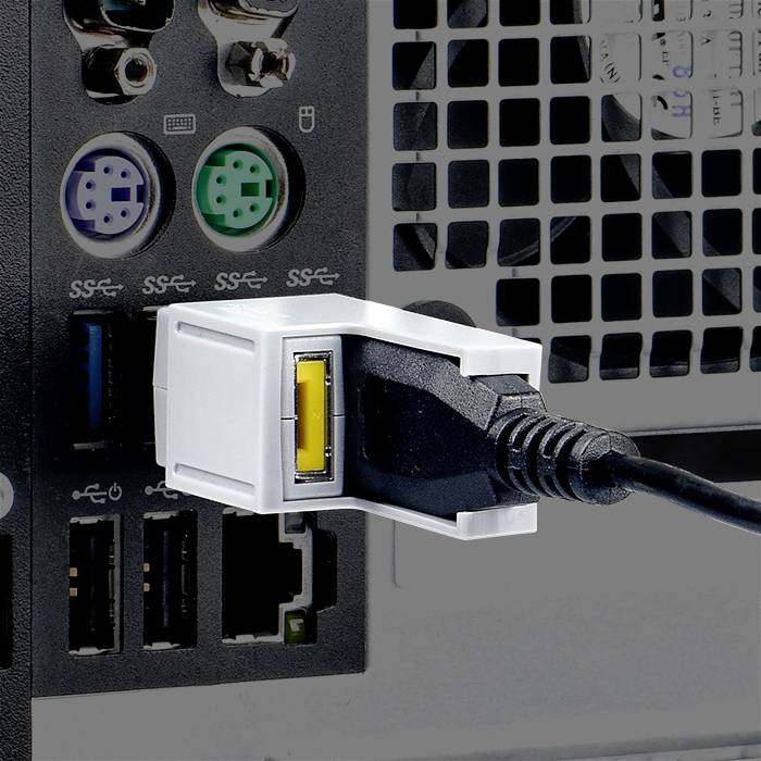 De achterkant van een computer toont verschillende aansluitingen. Een USB-kabel is aangesloten op een gele USB-poort.