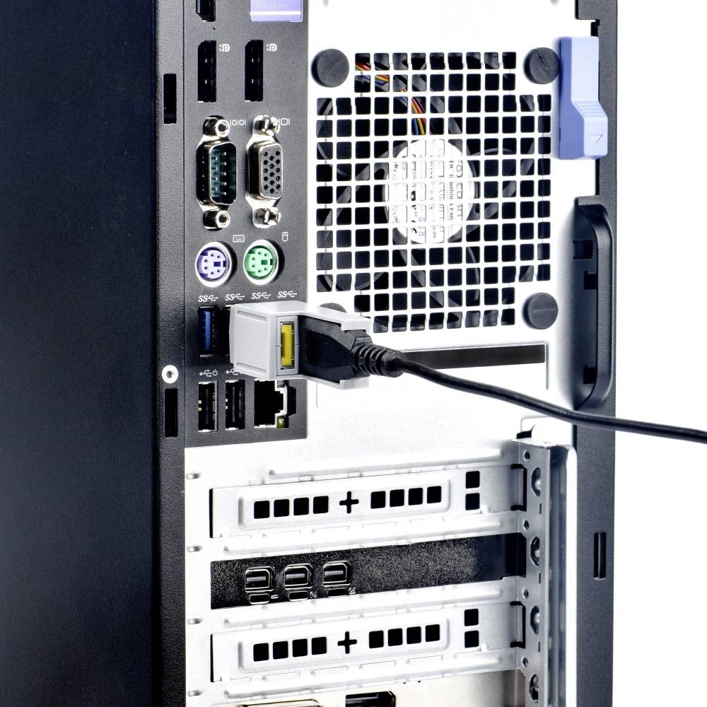 Achterkant van een computerbehuizing met USB-, Ethernet- en andere aansluitingen, verbonden met een netvoedingskabel; de focus ligt op connectiviteit.