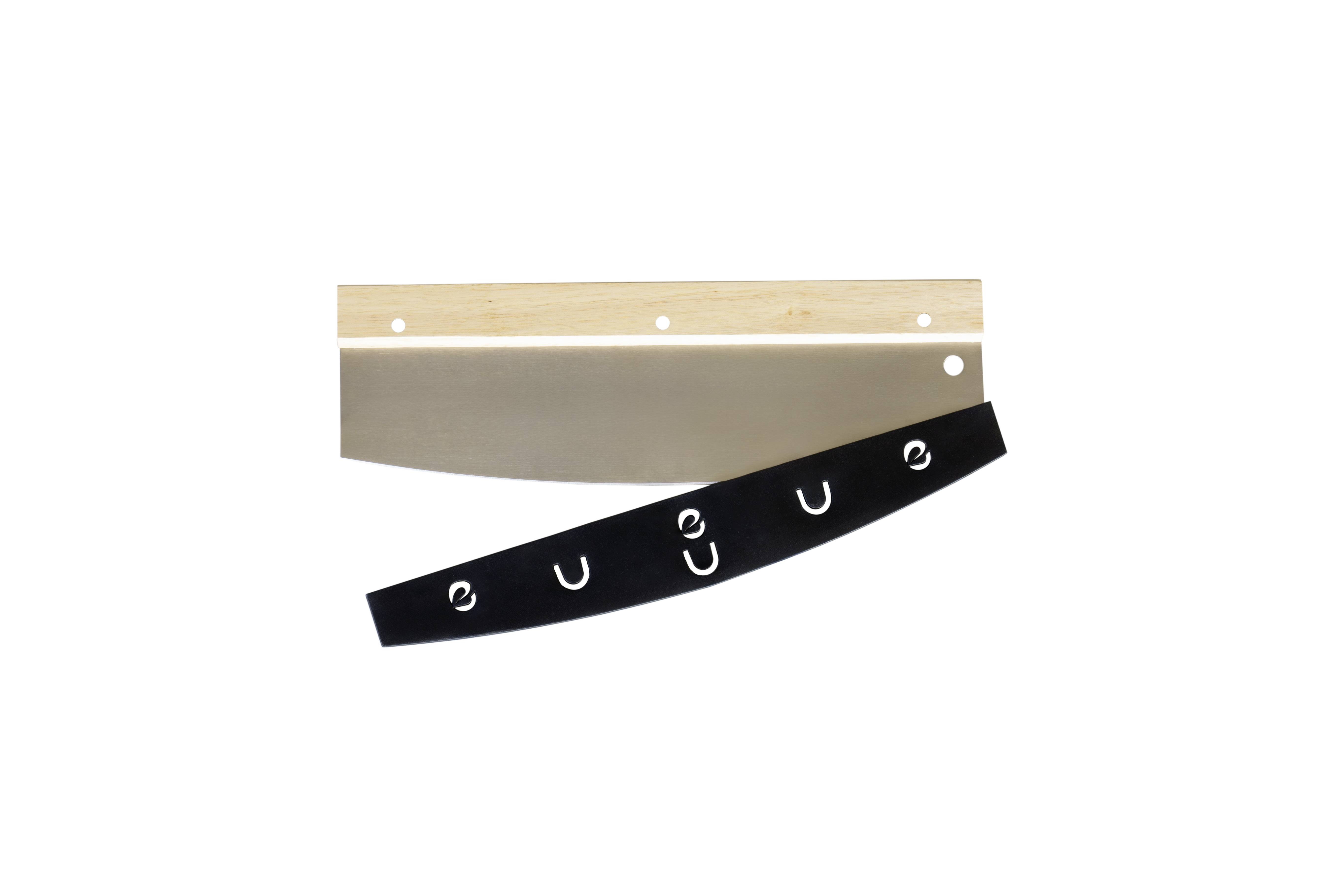 Een houten plank en een zwarte metalen rail met gaten in de vorm van letters.