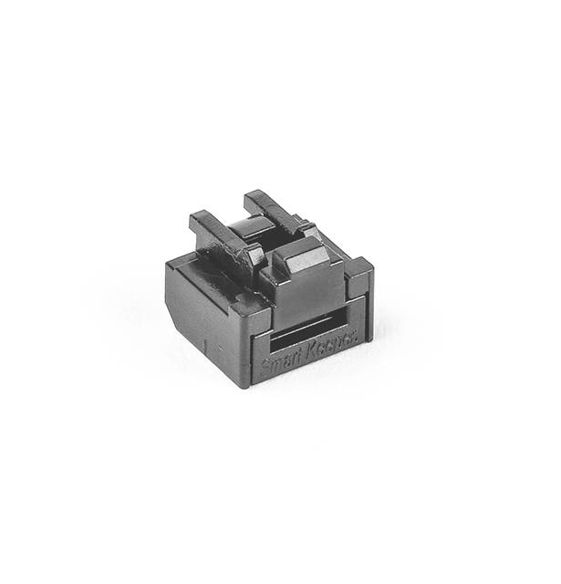 Zwarte mechanische toetsschakelaar geïsoleerd op witte achtergrond.
