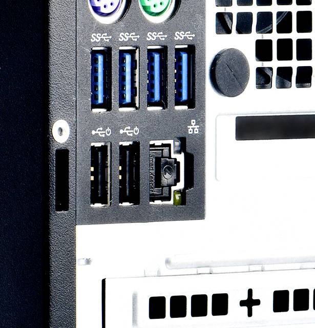 Meerdere USB-poorten aan de achterzijde van een computerbehuizing, waaronder USB 3.0 en andere aansluitingen voor randapparatuur.