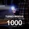 Een persoon houdt een zaklamp in Turbo-modus. De tekst toont: 'Druk & houd Turbo-modus vast voor 1000 lumen'.