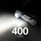 Hoofdlamp met opschrift 'Energizer', schijnt helder. Tekst: 'Superhelder 400 Lumen'. Focus op lichtbundel en productnaam.