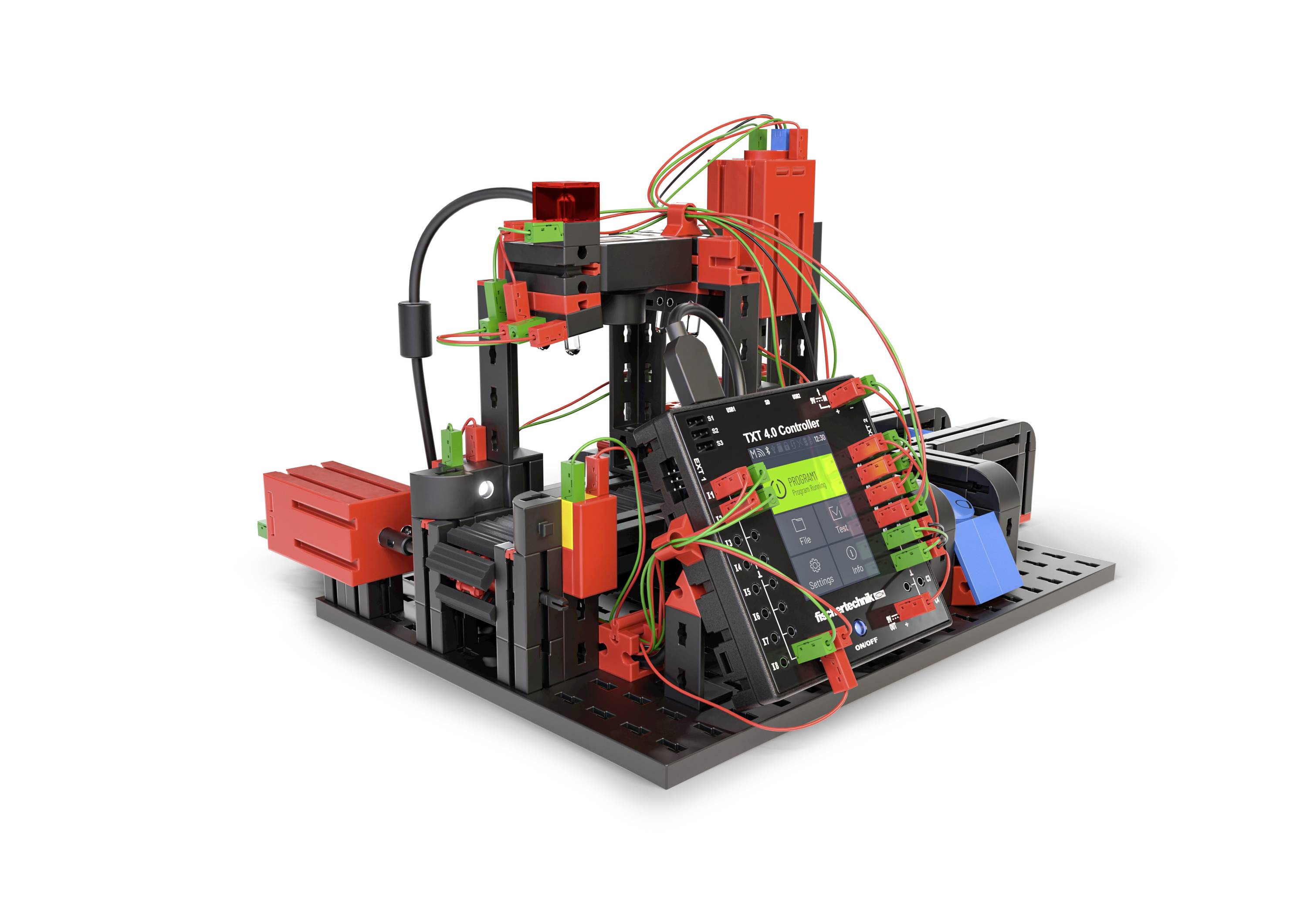 Industriële modelinstallatie met bekabelde componenten en display, toont geautomatiseerde processen en besturingstechnologie.