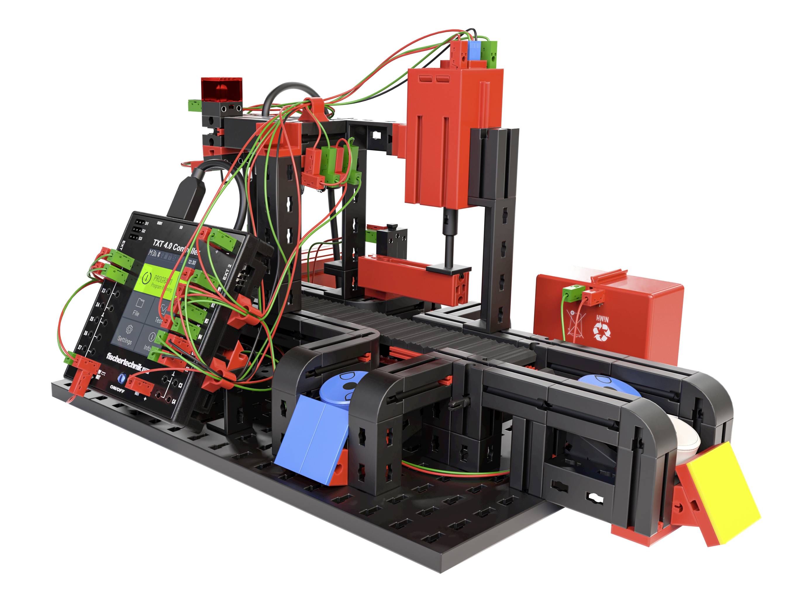 Een robotarm op een werkbank, uitgerust met elektronische componenten in een kleurrijk design en voorzien van een recyclebox.