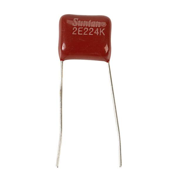 Een rode keramische condensator met twee draadaansluitingen. De opdruk bovenaan luidt '2E224K'.