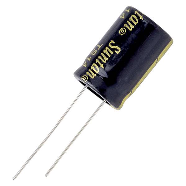 Een cilindrische elektrolytische condensator met twee aansluitingen. Behuizing met opschrift en zwarte omhulling.