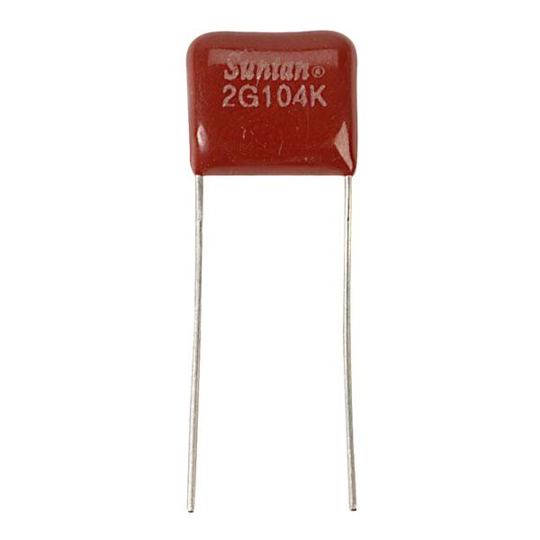 Een rode condensator met twee lange aansluitingen, waarop '2G104K' staat.