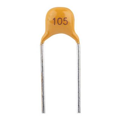 Kleine keramische condensator met het opschrift '105', voorzien van twee lange metalen pootjes voor aansluiting op een schakeling.