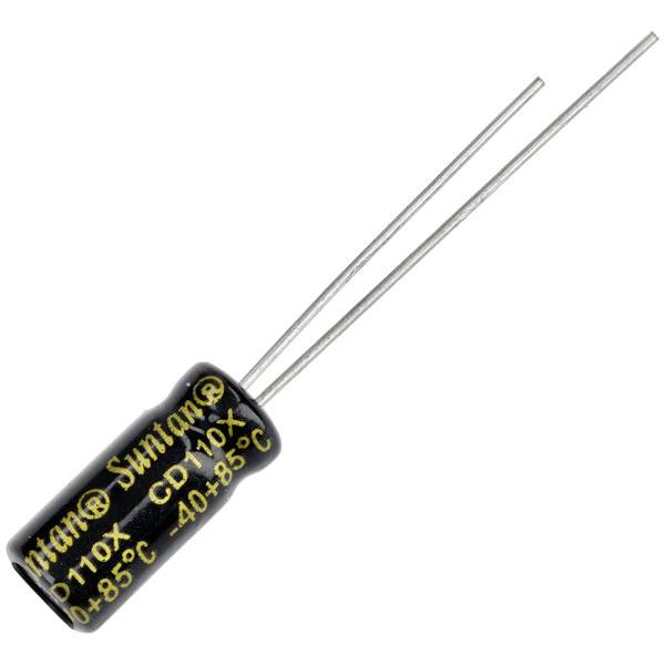 Een cilindrische elektrolytcondensator met twee lange draadaansluitingen. Opschrift toont capaciteit, spanning en temperatuurbereik.