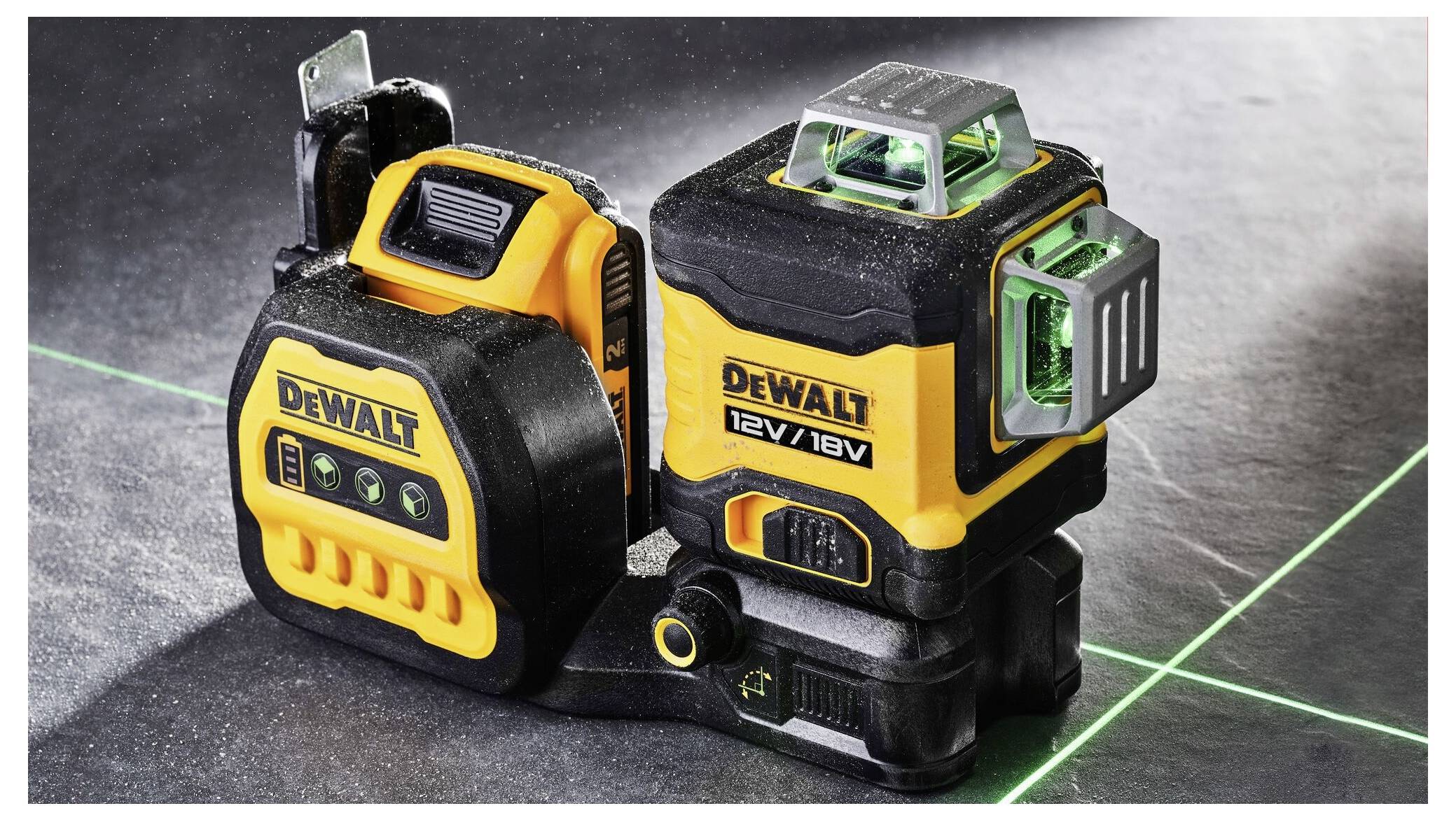 Een geel en zwart laser-meetinstrument van Dewalt ligt op een tafel. Het projecteert groene laserlijnen voor nauwkeurige metingen.