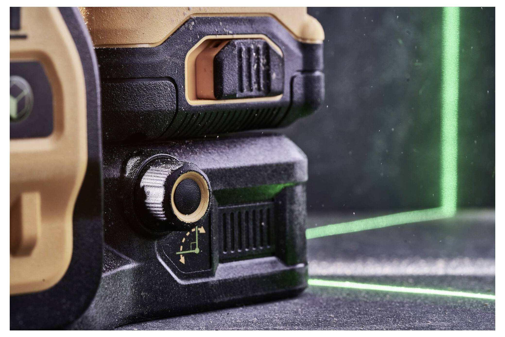 Close-up van een apparaat met een instelknop en een groene laserlijnprojector, dat precisie-uitlijningswerkzaamheden mogelijk maakt.