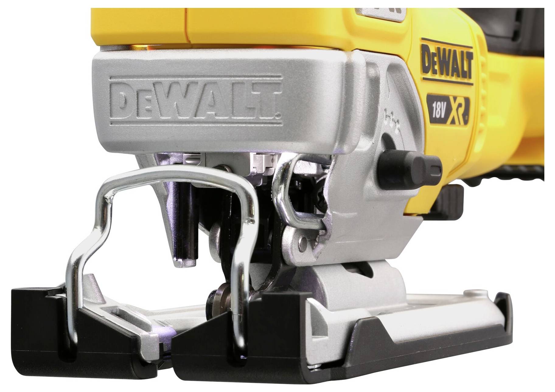 Een close-up van een gele DeWalt decoupeerzaag met 18V XR accu-aandrijving, toont het zaagblad-gedeelte en de stevige metalen voetzool.