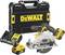 De afbeelding toont een DEWALT accu-cirkelzaag met oplader, accu en transportkoffer. De apparaten zijn geel en zwart.