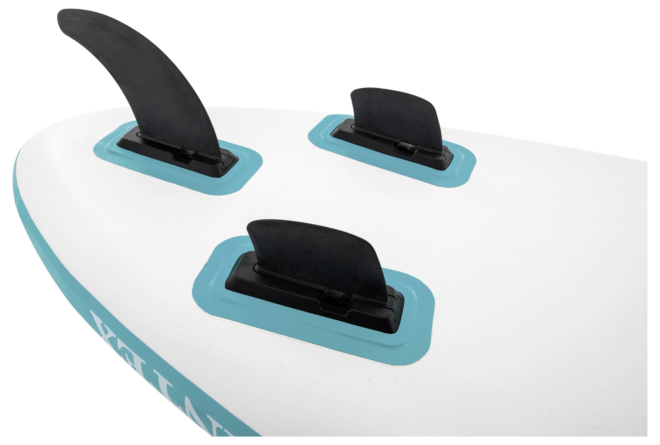 Drie zwarte vinnen op een wit surfboard, elk in blauwe bevestigingen, tonen een rechtopstaande positie voor stabiliteit tijdens het surfen.