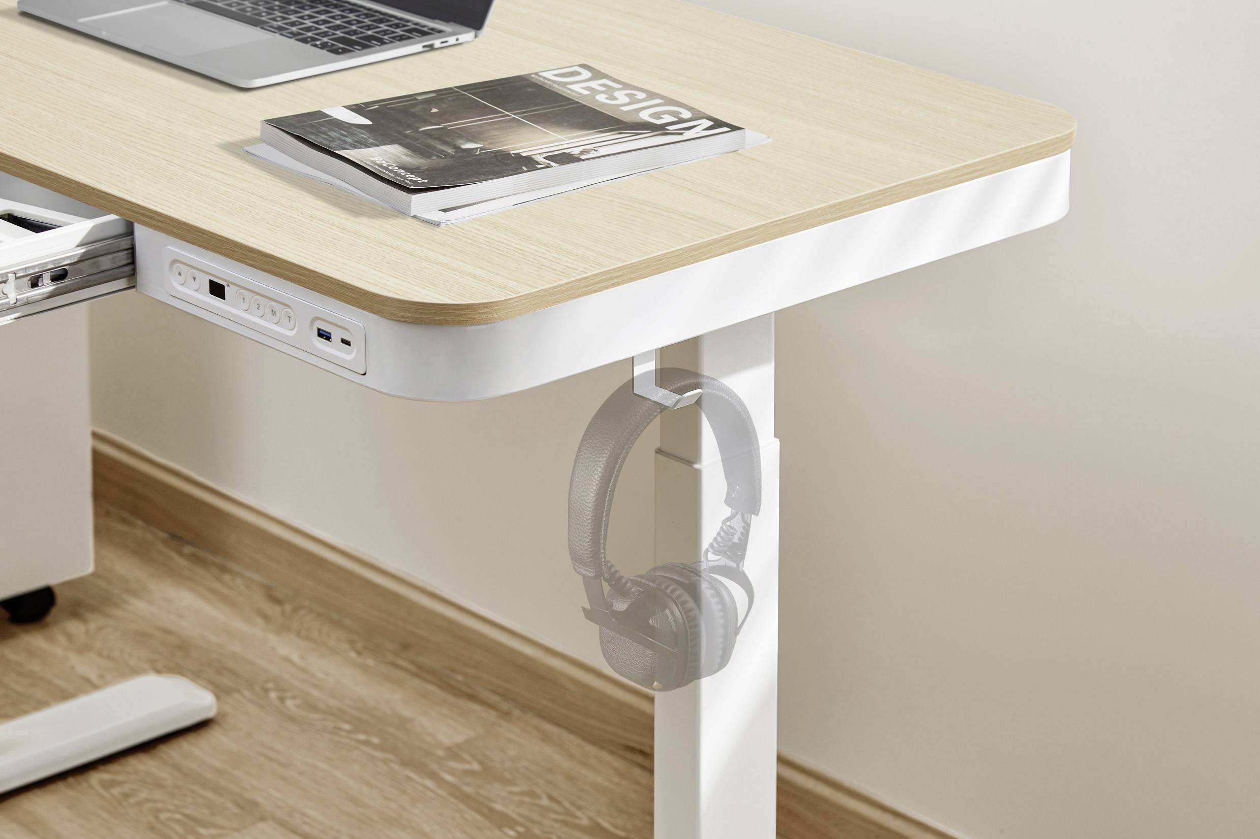 Bureau met een houten blad, waarop een laptop en een tijdschrift met de titel 'DESIGN'. Aan de zijkant hangen koptelefoons.