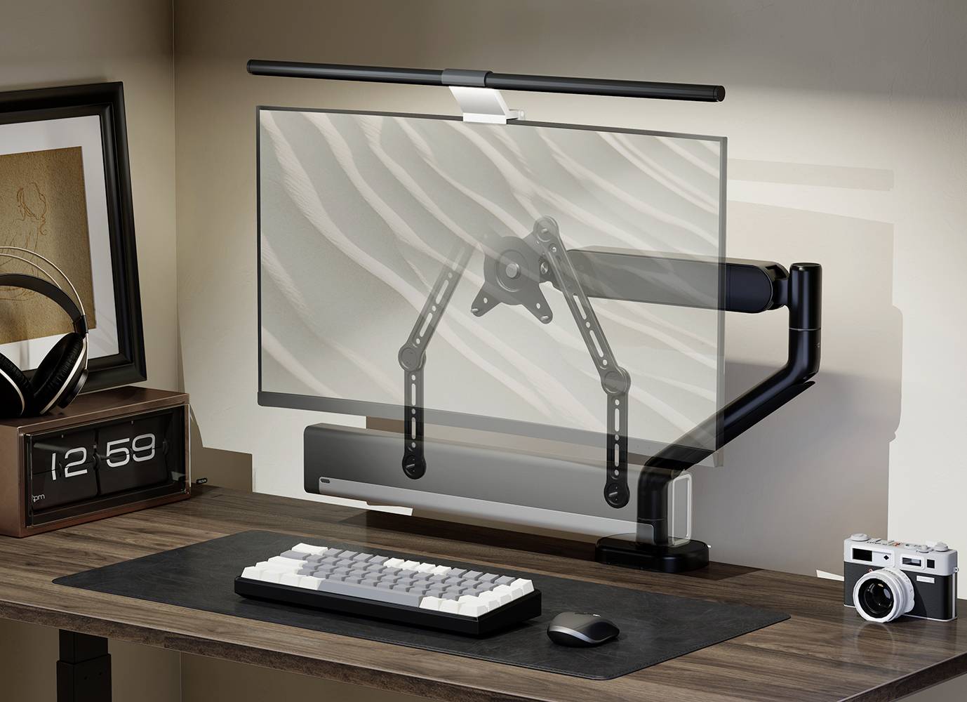 Modern bureau met monitorarm, pc-monitor, toetsenbord, muis, wekker en camera. Minimalistisch design met zandkunstwerk op de achtergrond.