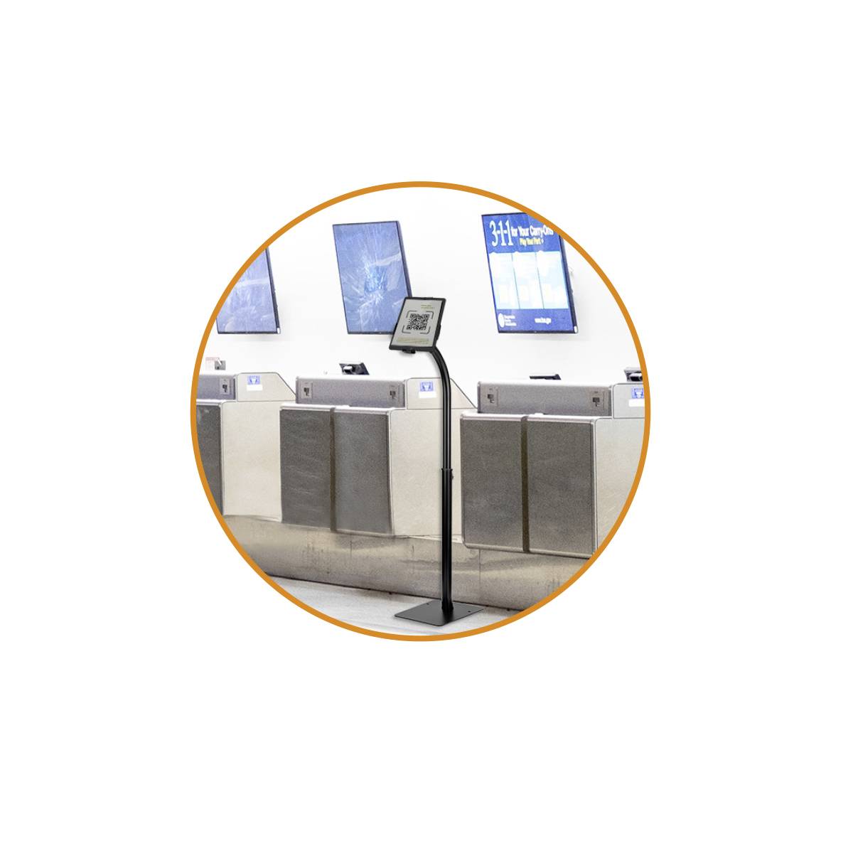 Incheckbalie met digitale zelfbedieningskiosk en QR-codescanner. Op de achtergrond displays en bagagedepots.